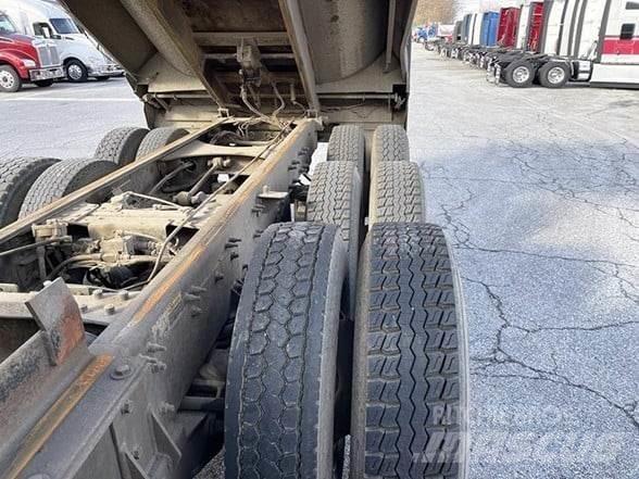 Mack GRANITE GU713 Camiones bañeras basculantes o volquetes