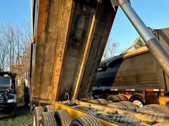 Mack GRANITE GU713 Camiones bañeras basculantes o volquetes