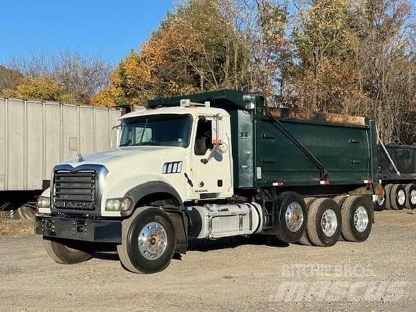 Mack GRANITE GU713 Camiones bañeras basculantes o volquetes