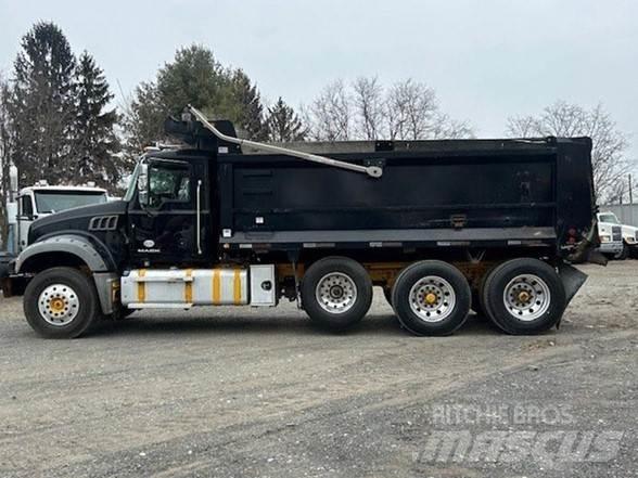 Mack GRANITE GU713 Camiones bañeras basculantes o volquetes