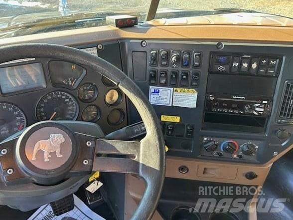 Mack GRANITE GU713 Camiones bañeras basculantes o volquetes