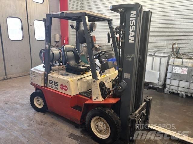 Nissan UJ02 A 25 U Carretillas LPG