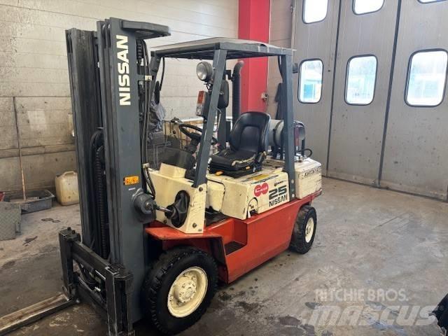 Nissan UJ02 A 25 U Carretillas LPG