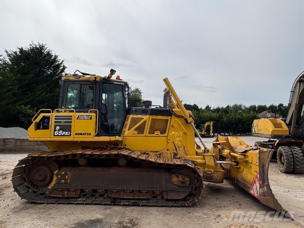 Komatsu D65PXI-18 Buldozer sobre oruga