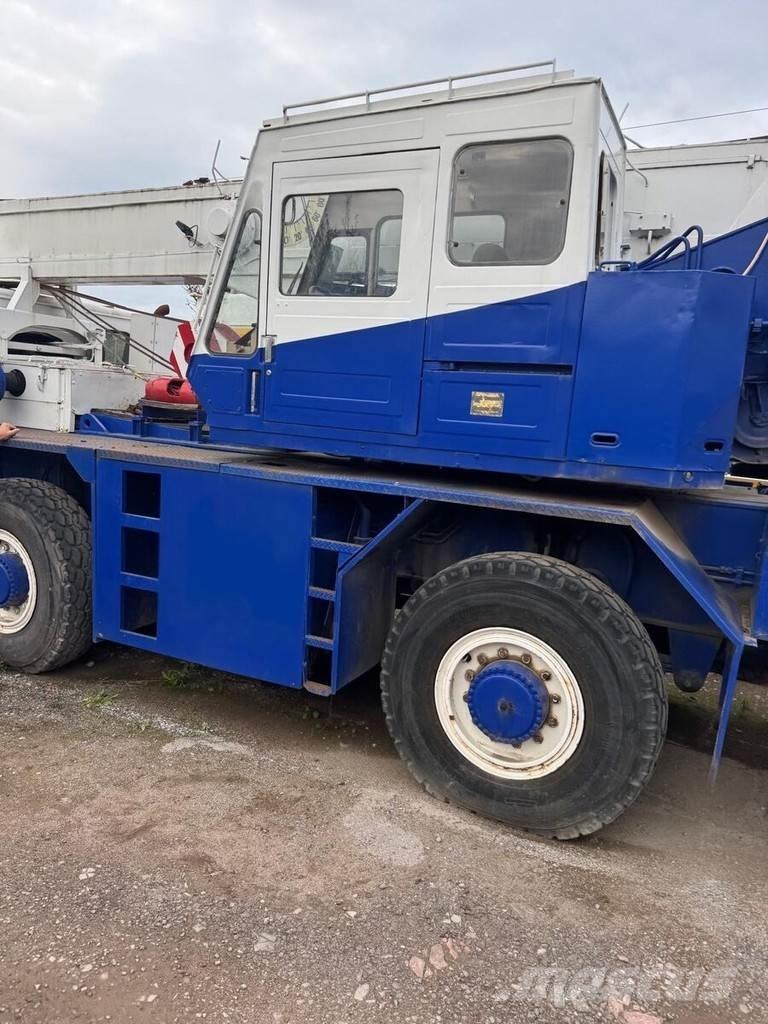 Tadano AR 300E Camiones grúa