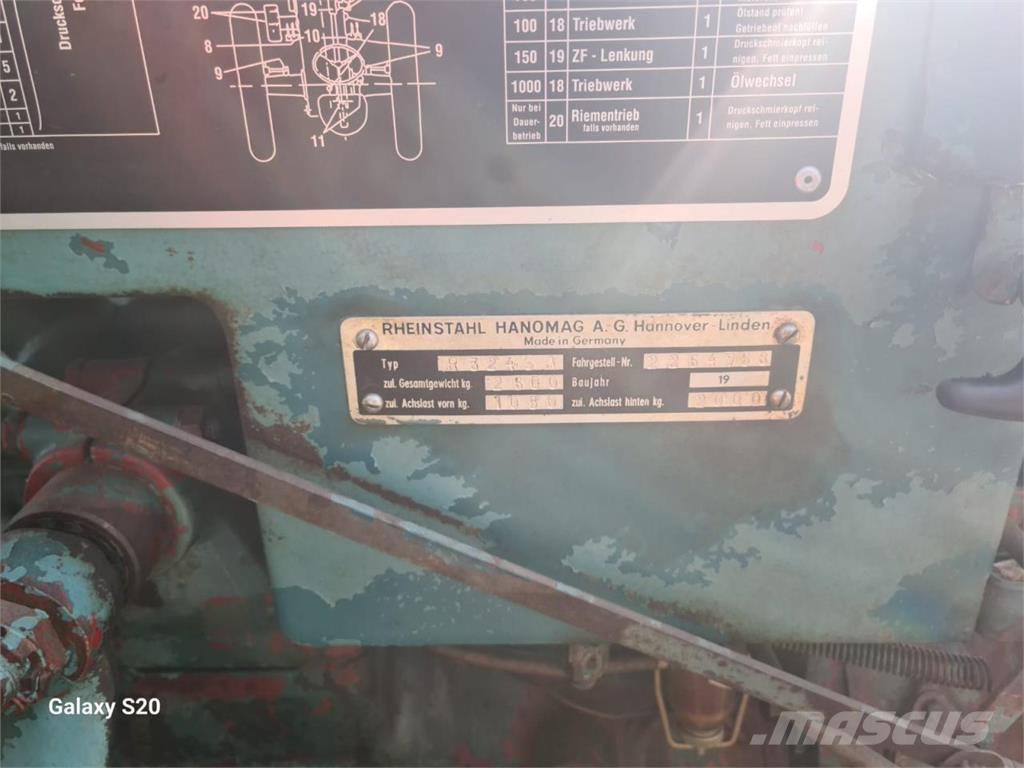 Hanomag R 324 SA Tractores