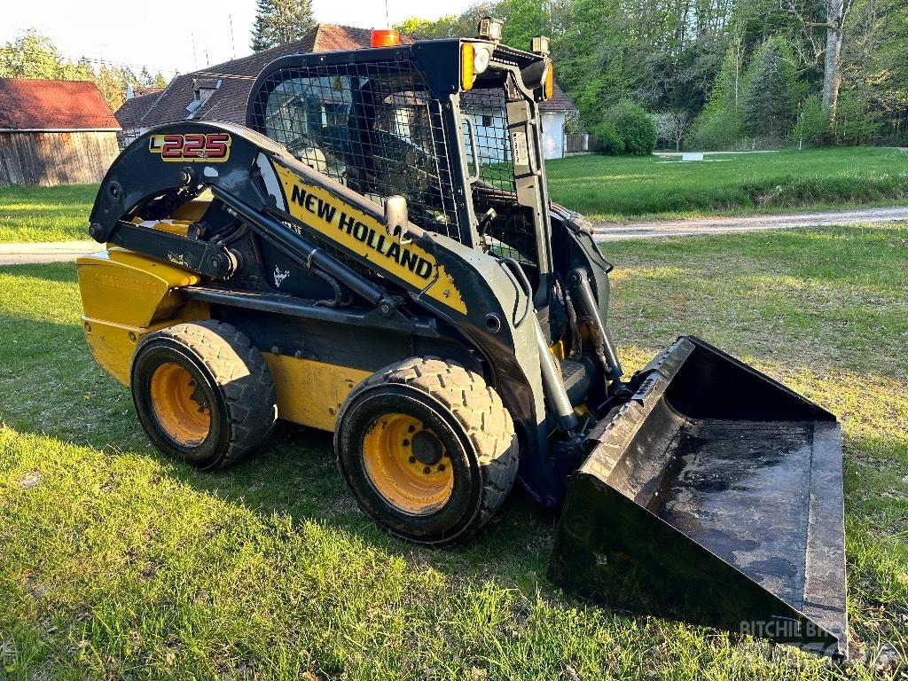 New Holland L 225 Minicargadoras