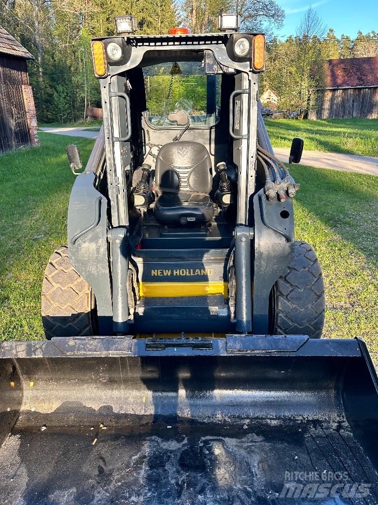 New Holland L 225 Minicargadoras