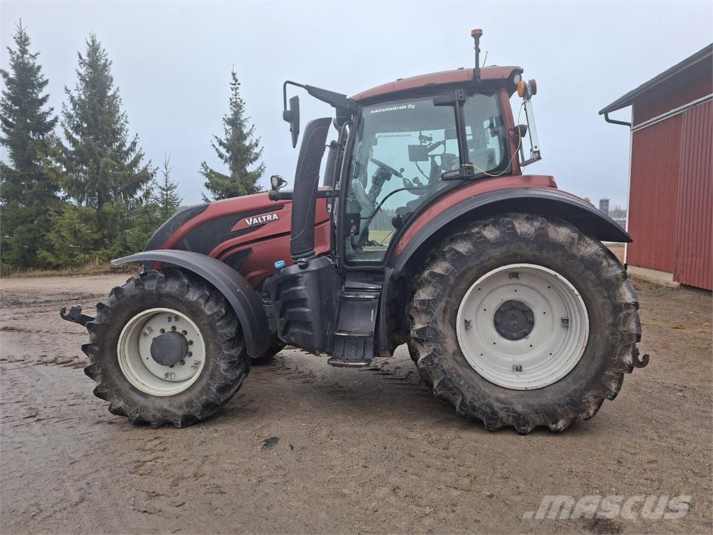 Valtra T154 Versu Tractores