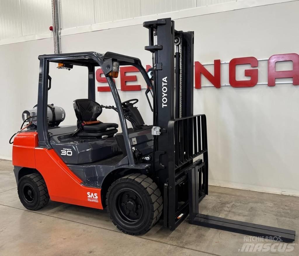 Toyota 10851 - 8FGF30 Carretillas LPG