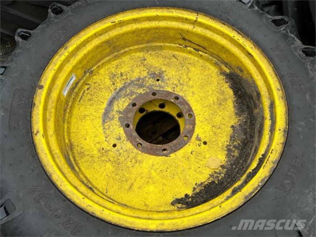 BKT 12.4-32 Neumáticos, ruedas y llantas