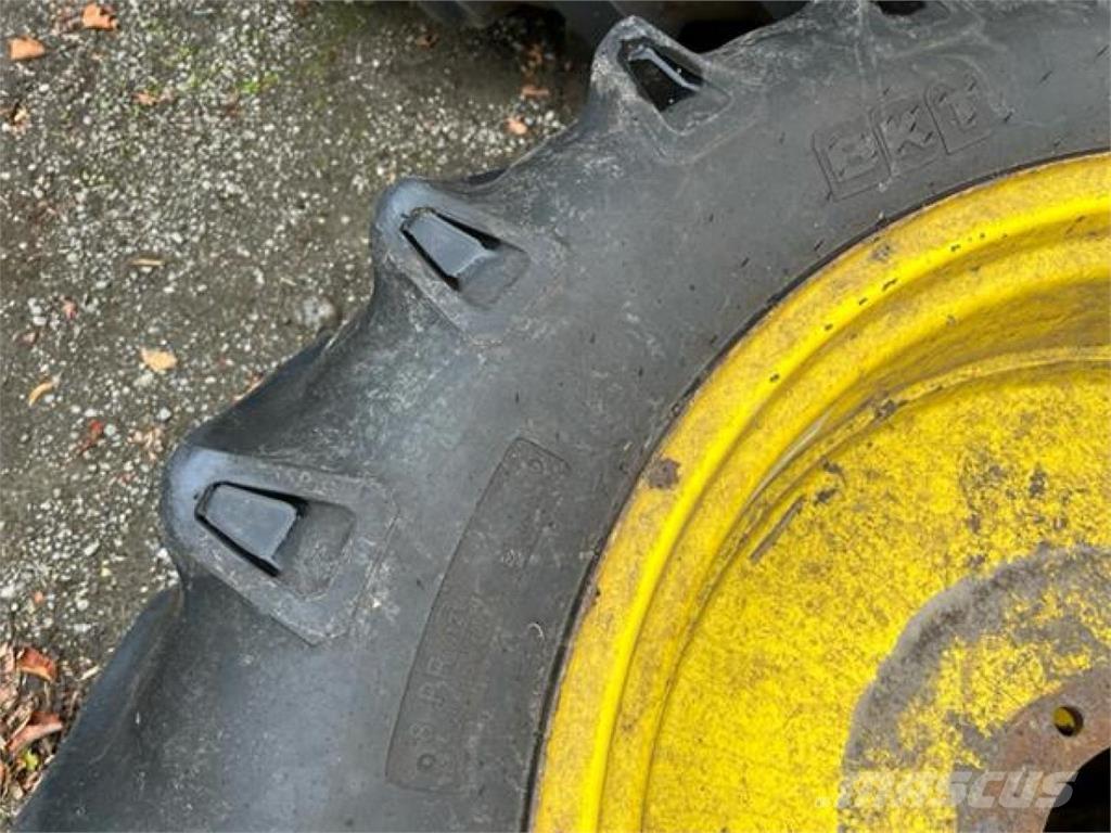 BKT 12.4-32 Neumáticos, ruedas y llantas