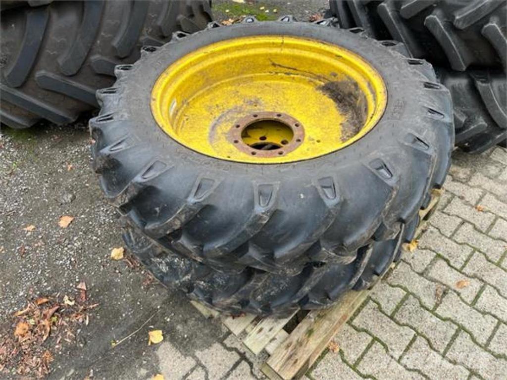 BKT 12.4-32 Neumáticos, ruedas y llantas