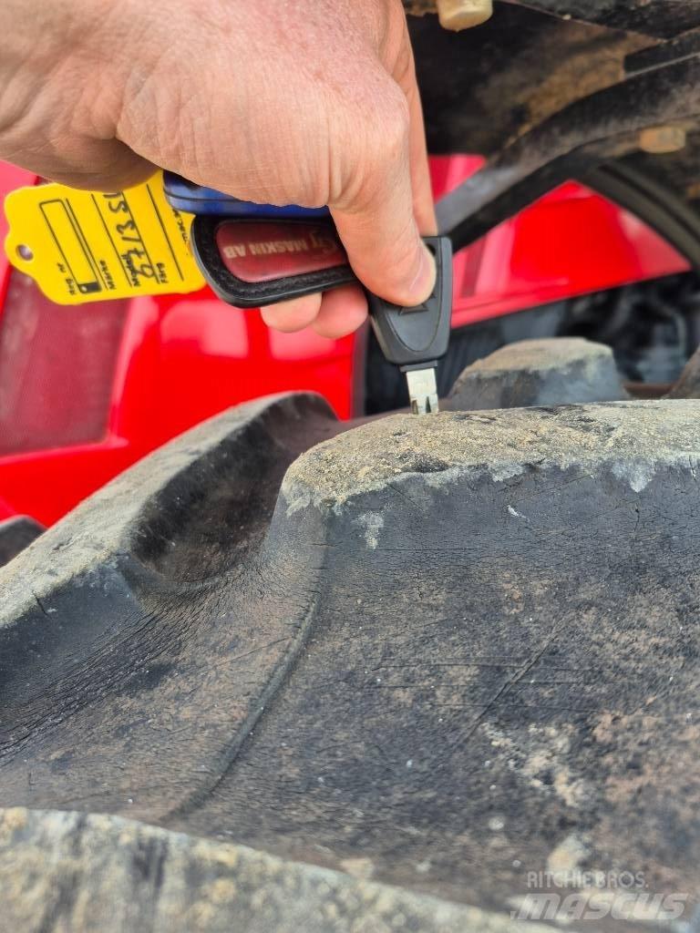 Massey Ferguson 5713 Tractores