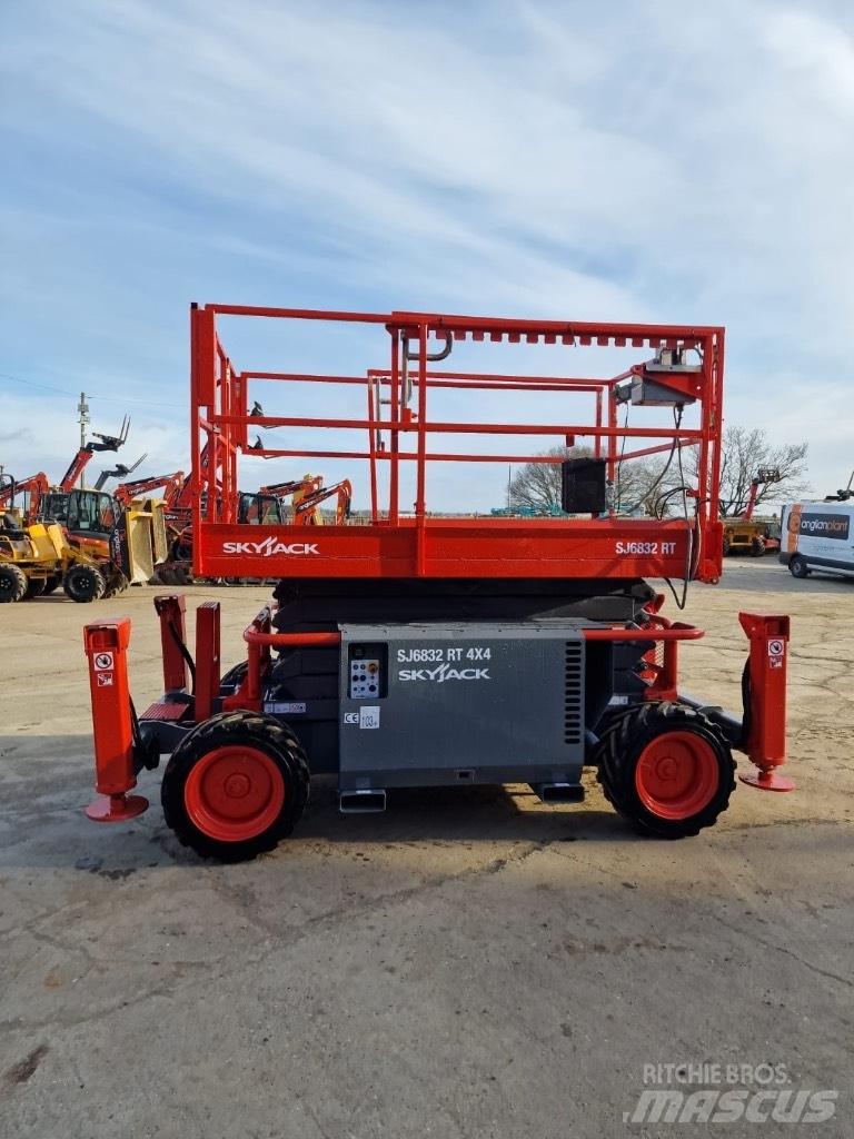 SkyJack SJ 6832 RT Plataformas tijera
