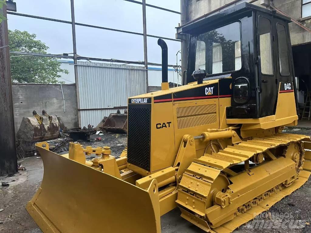 CAT D 4 C Buldozer sobre oruga