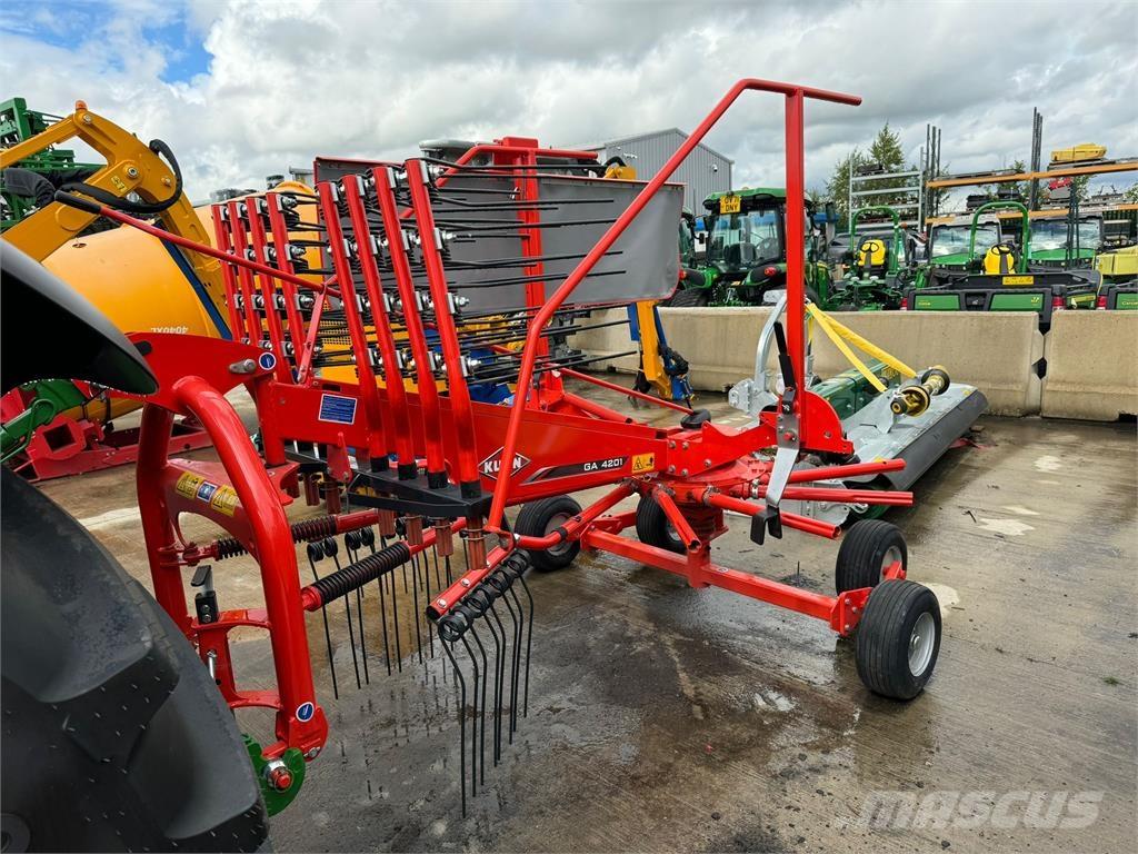 Kuhn GA 4201 Rastrillos y henificadores