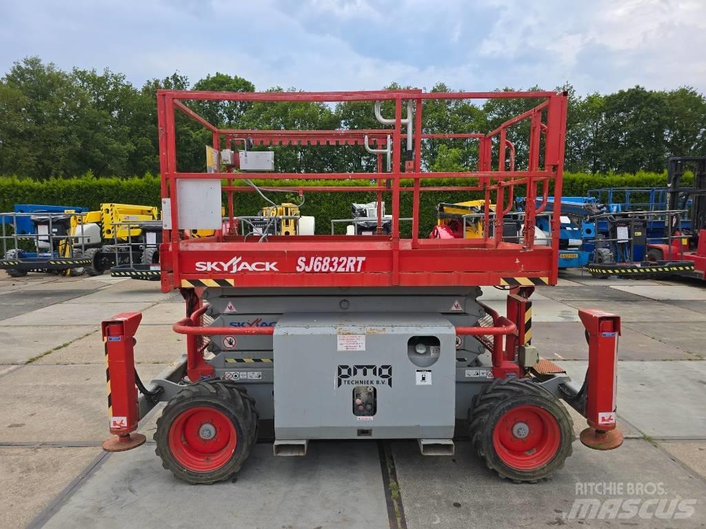 SkyJack SJ 6832 RT Plataformas tijera