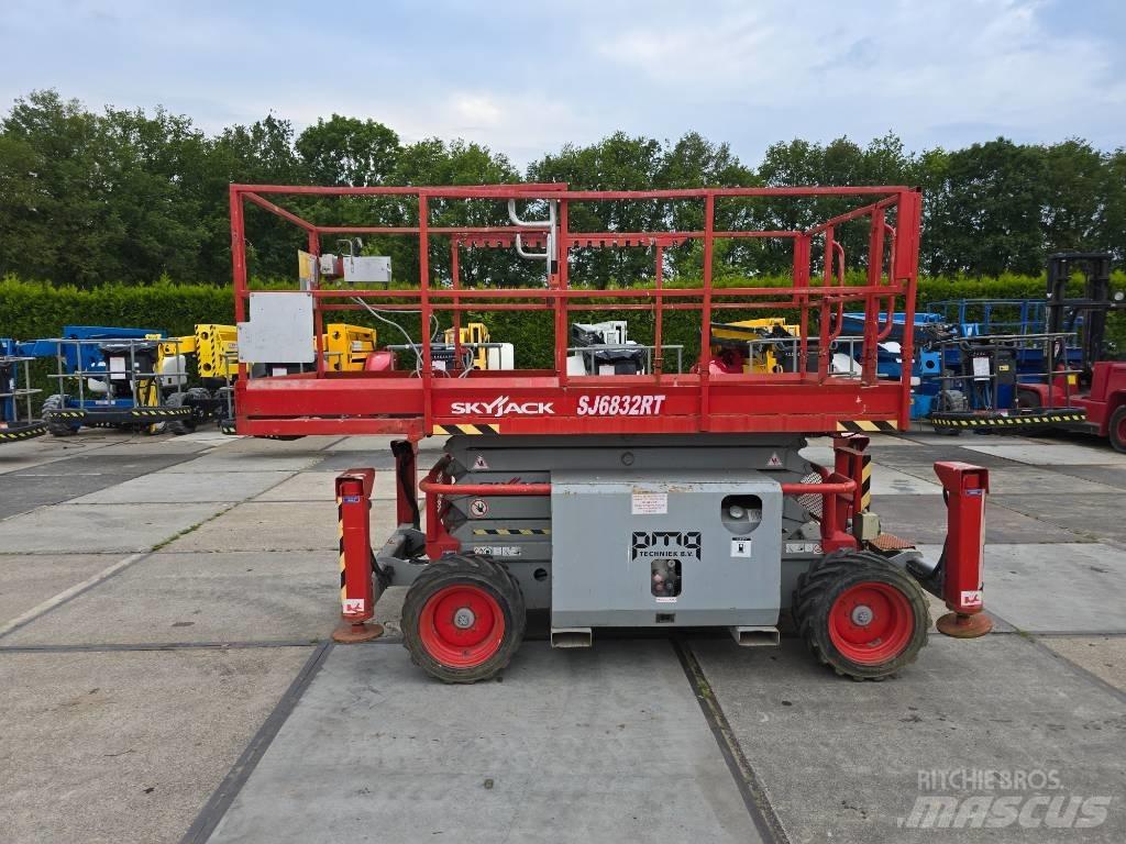 SkyJack SJ 6832 RT Plataformas tijera