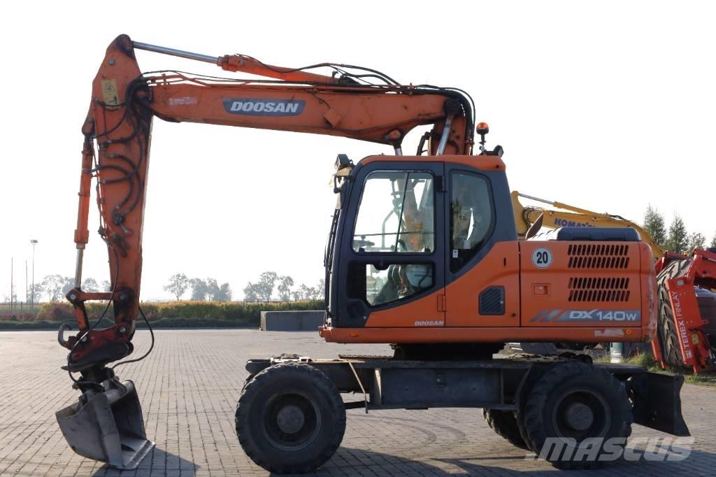 Doosan DX 140 W-3 Excavadoras de ruedas