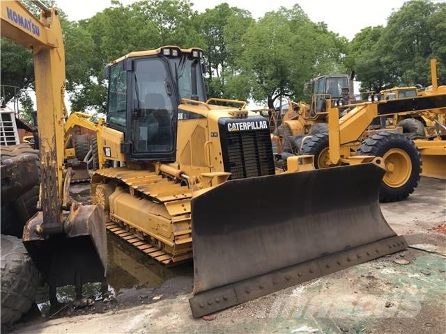 CAT D5K Buldozer sobre oruga