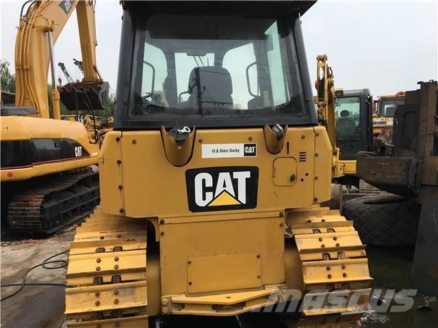 CAT D5K Buldozer sobre oruga