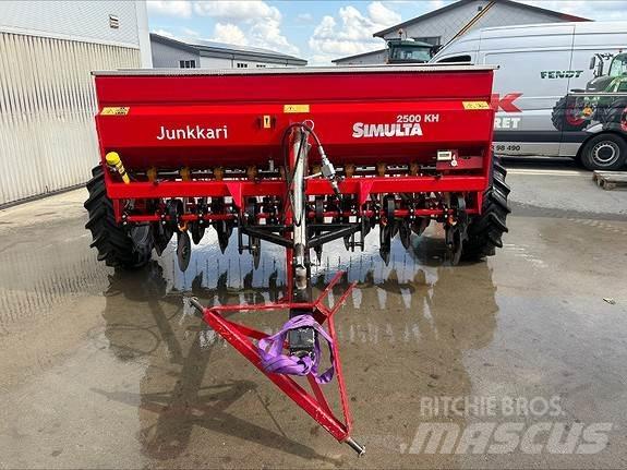 Junkkari KH 2500 Remolques esparcidores de estiércol