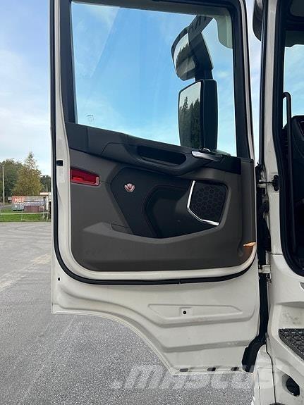 Scania R660 Camiones caja cerrada