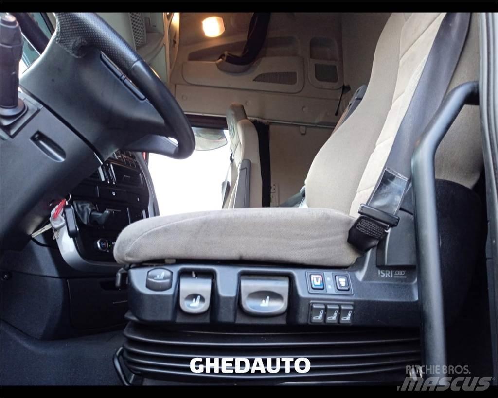 Iveco AS440S48T/P Camiones caja cerrada