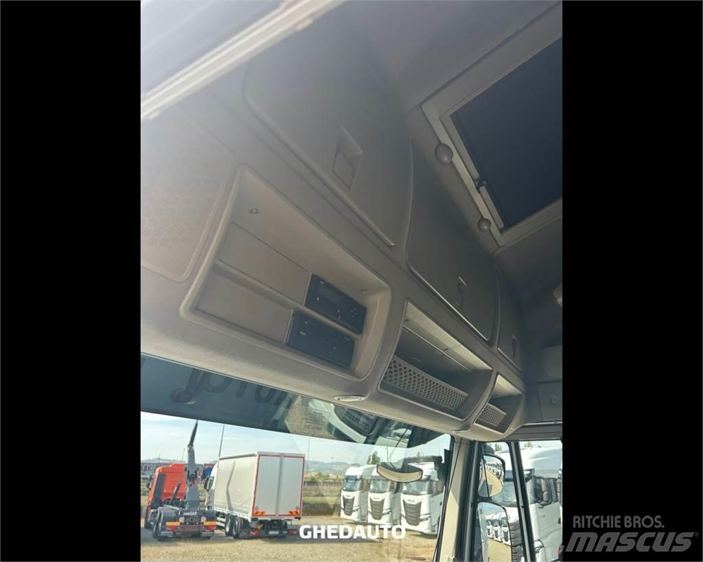 Iveco AS440S48T/P Camiones caja cerrada