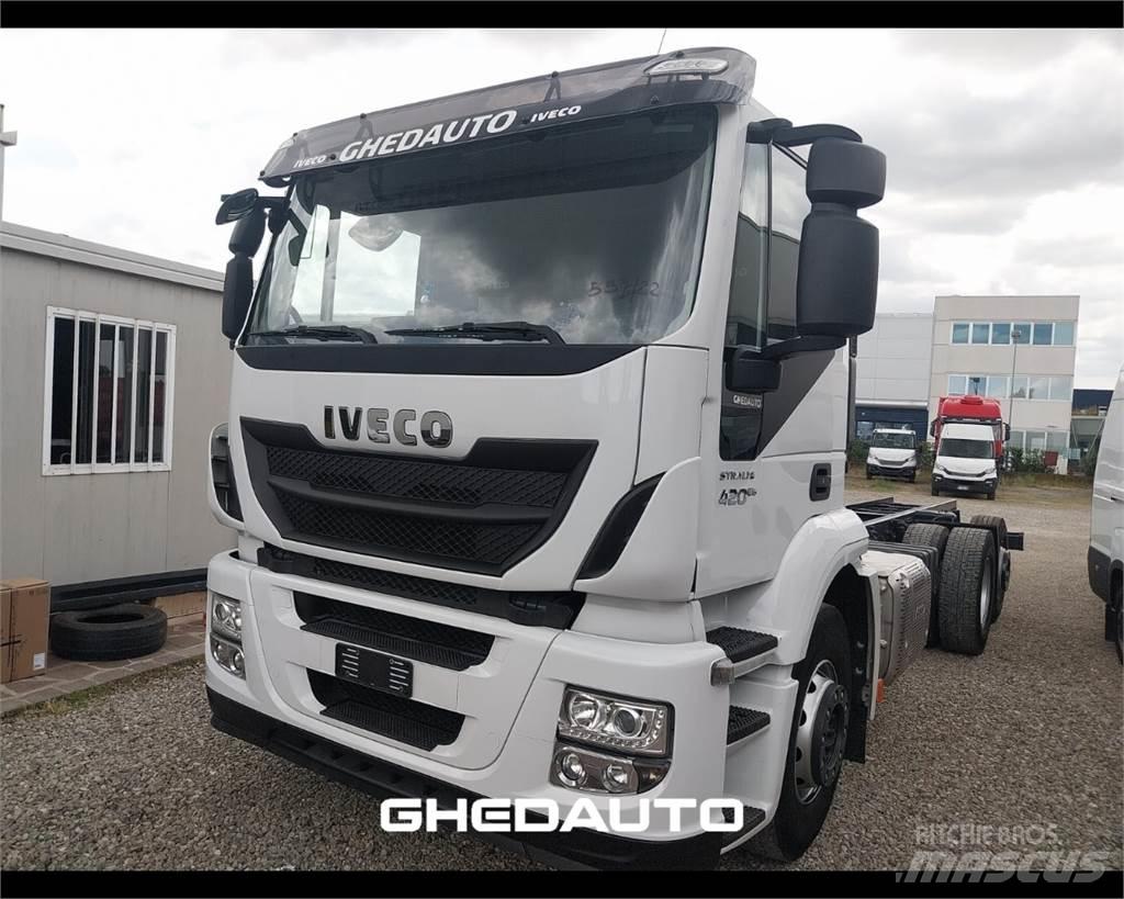 Iveco AT260S40Y/PS Camiones caja cerrada
