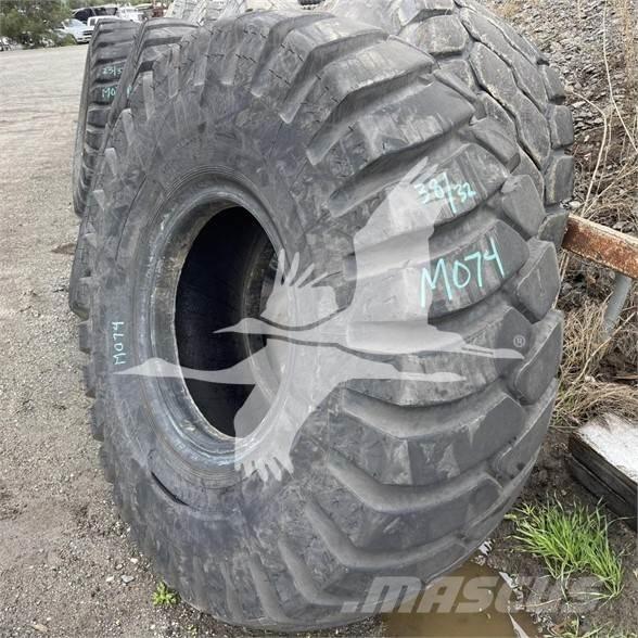 Titan 23.5x25 Neumáticos, ruedas y llantas