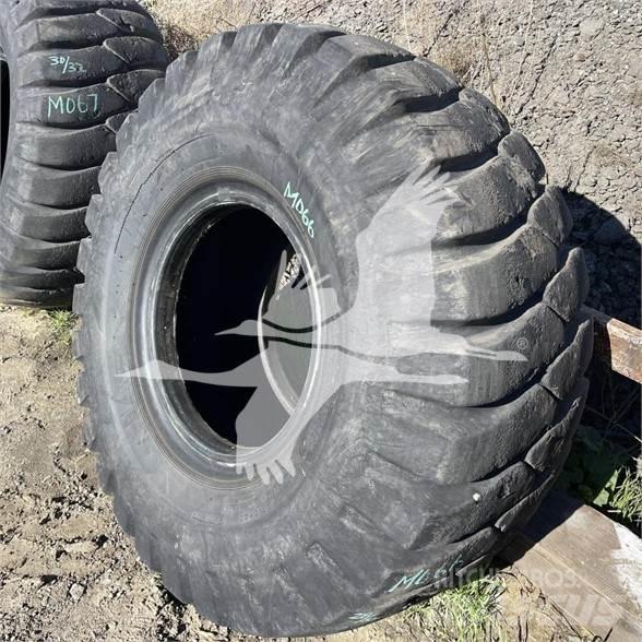 Titan 23.5x25 Neumáticos, ruedas y llantas