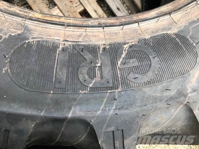  Rear Tyres Neumáticos, ruedas y llantas