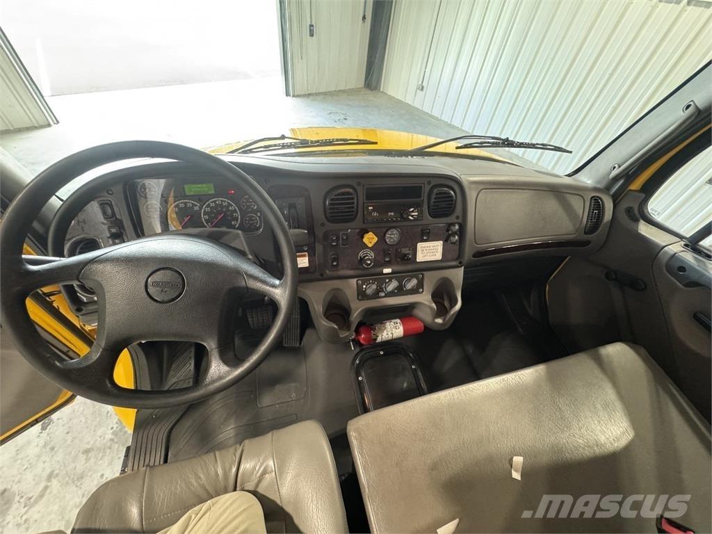Freightliner M2 Camiones caja cerrada