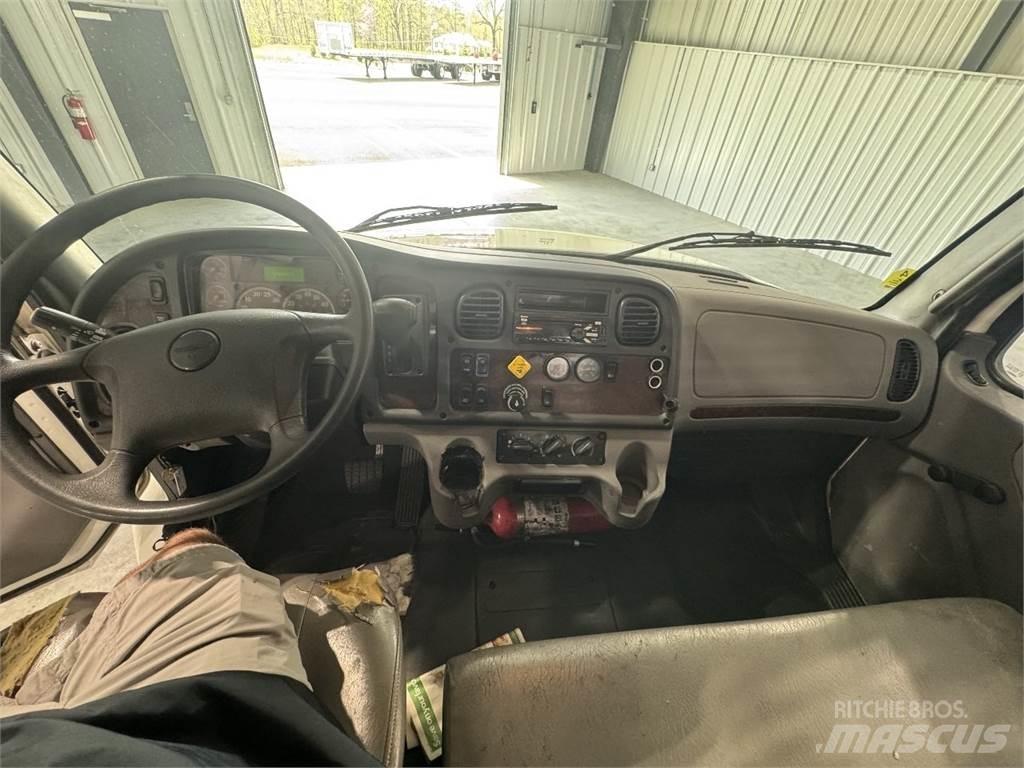 Freightliner M2 106 Camiones plataforma