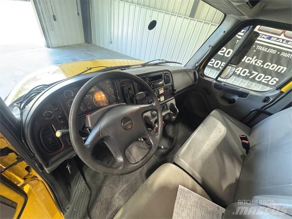 Freightliner M2 106 Camiones caja cerrada