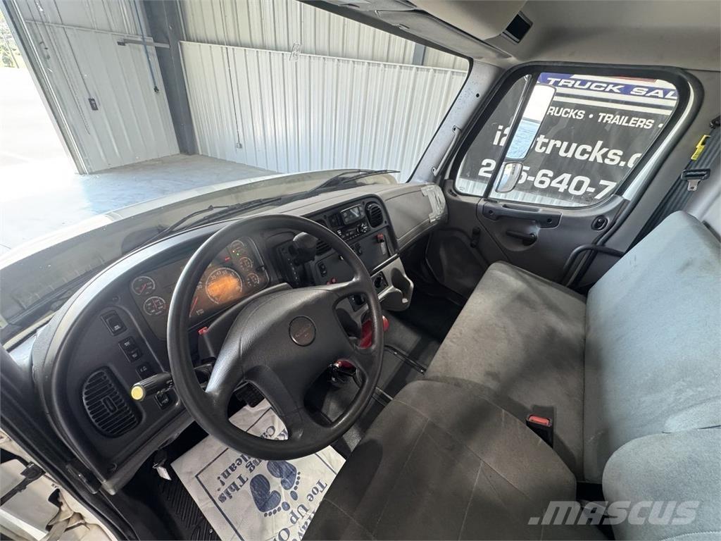 Freightliner M2106 Camiones caja cerrada