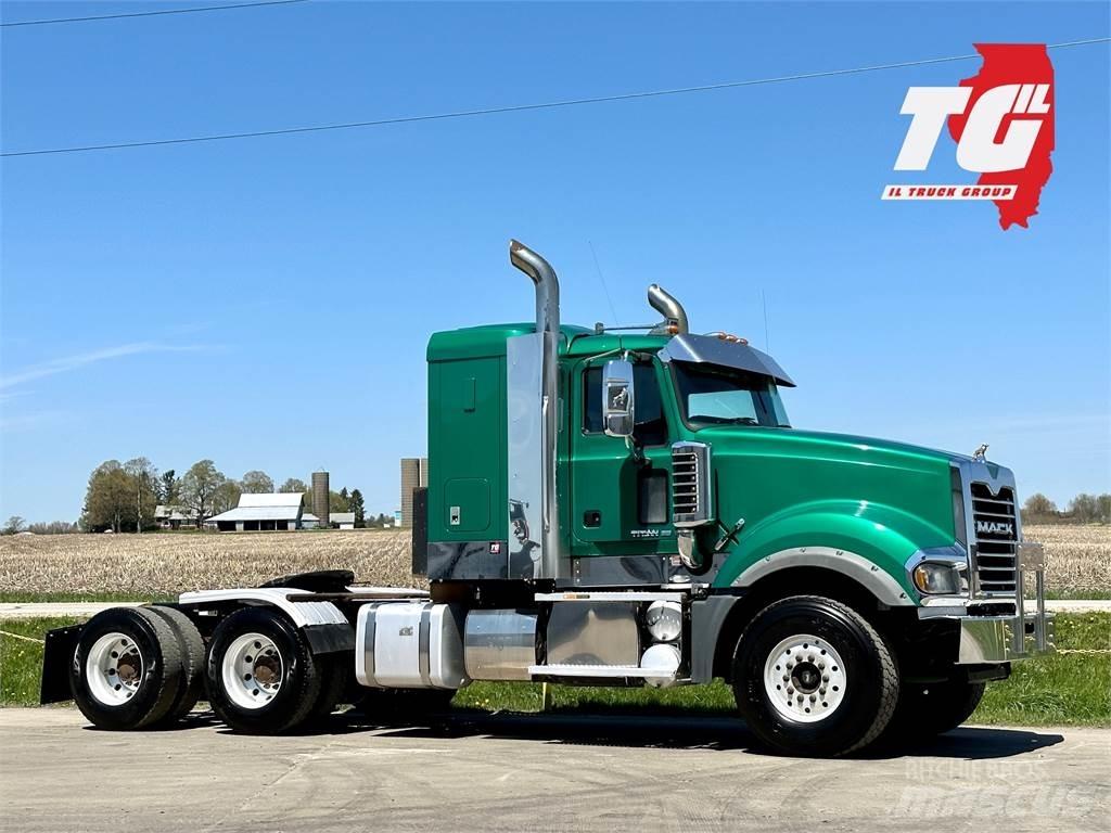 Mack Titan TD713 Cabezas tractoras