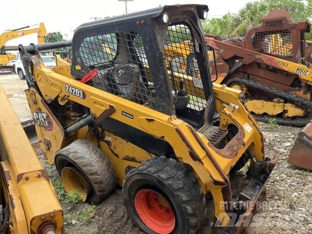 CAT 242D3 Minicargadoras