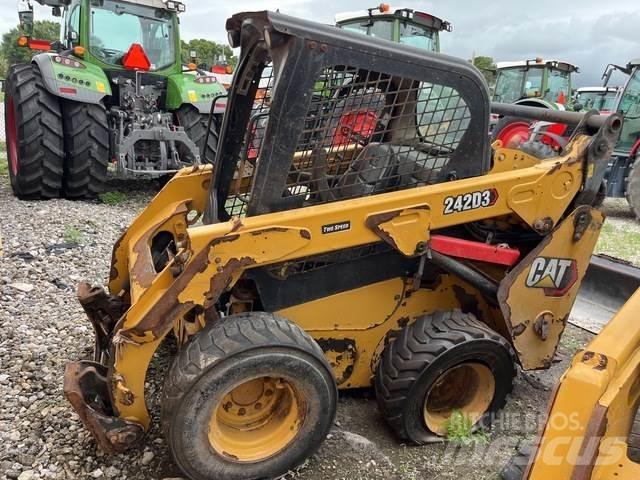 CAT 242D3 Minicargadoras