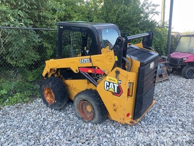 CAT 242D3 Minicargadoras