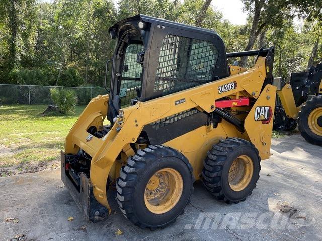 CAT 242D3 Minicargadoras