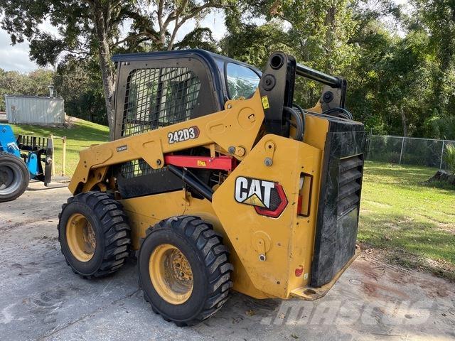 CAT 242D3 Minicargadoras
