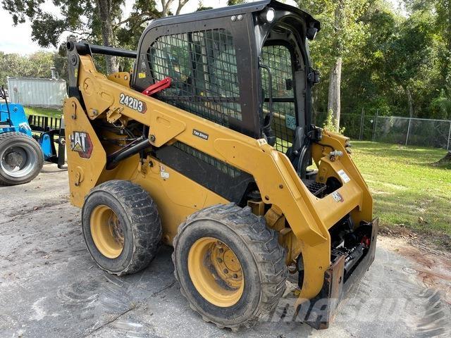 CAT 242D3 Minicargadoras