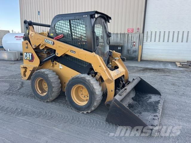 CAT 242D3 Minicargadoras