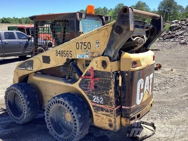 CAT 252 Minicargadoras