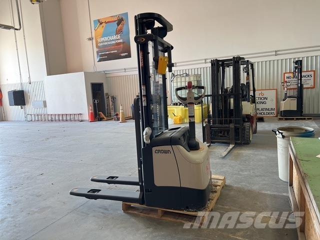 Crown ES 4000 Apiladores eléctricos autopropulsados