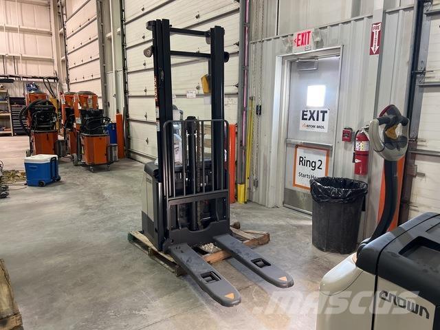 Crown ES 4000 Apiladores eléctricos autopropulsados