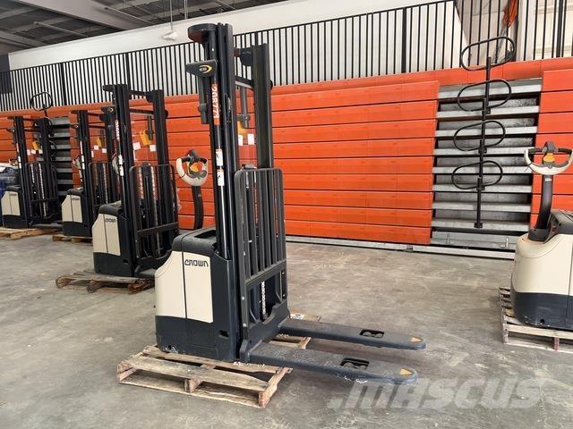 Crown ES 4000 Apiladores eléctricos autopropulsados